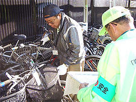 放置自転車を1台ずつ台帳に登録