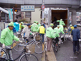 放置自転車をトラックに積み込む