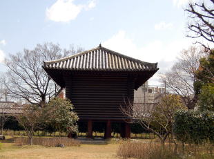 宝蔵：平安時代の建物で、東寺に於ける最古の建造物。