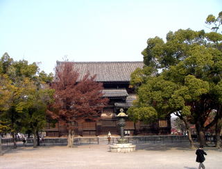 金堂：創建時の建物は文明18年（1486）焼失、現在の金堂は慶長8年（1603）再建のもの。礎石、基壇などは創建時のままといわれている。
