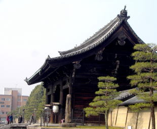 南大門：東寺の正門、桃山時代の豪壮な門である。